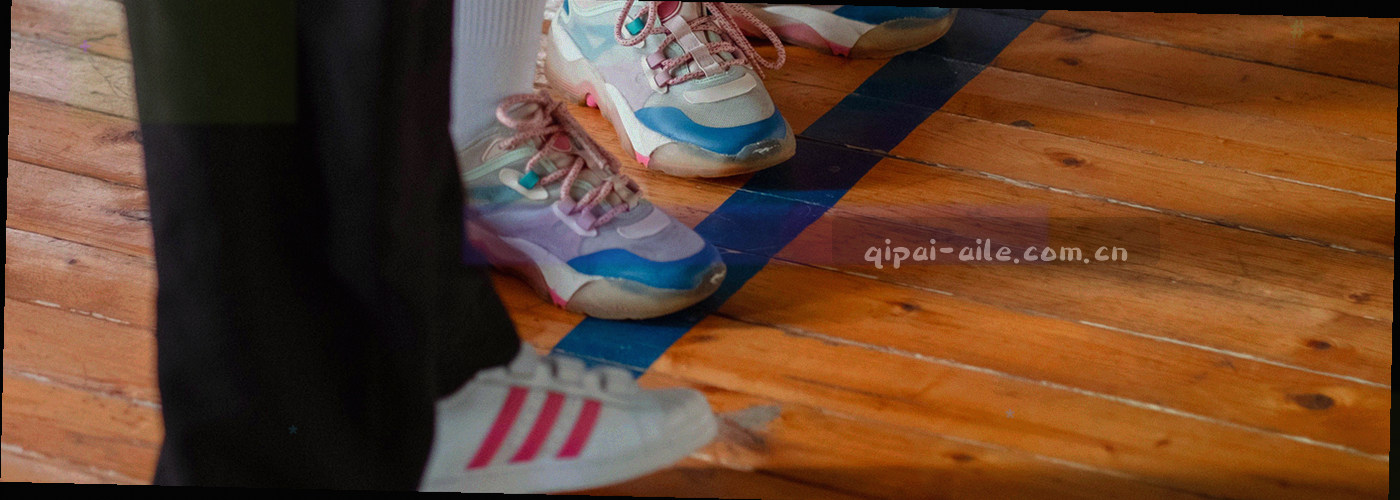 深蓝紫背景上叠加的细密网格与柔光，抽象无人物，带轻微颗粒质感